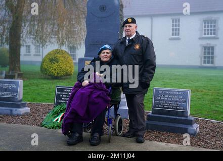 Charlie Cooley (à gauche), de Galway, ancien combattant d'Une compagnie, 35th Infantry Battalion, Qui a pris part au siège de Jadotville en septembre 1961, avec son frère et ancien membre des forces de défense de 40 ans Paul Cooley à la suite d'un événement pour dévoiler un monument dédié aux familles du personnel d'Une compagnie, à la caserne de Custume, Athlone. Date de la photo: Vendredi 9 décembre 2022. Banque D'Images