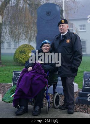 Charlie Cooley (à gauche), de Galway, ancien combattant d'Une compagnie, 35th Infantry Battalion, Qui a pris part au siège de Jadotville en septembre 1961, avec son frère et ancien membre des forces de défense de 40 ans Paul Cooley à la suite d'un événement pour dévoiler un monument dédié aux familles du personnel d'Une compagnie, à la caserne de Custume, Athlone. Date de la photo: Vendredi 9 décembre 2022. Banque D'Images