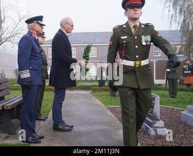 Le ministre de la Défense, Simon Coveney (au centre), accompagné du lieutenant-général Sean Clancy (à gauche), chef d'état-major des Forces de défense, lors d'un événement visant à dévoiler un monument dédié aux familles du personnel d'Une Compagnie, 35th Bataillon d'infanterie, qui a participé au siège de Jadotville en septembre 1961, À la caserne de Custume, Athlone. Date de la photo: Vendredi 9 décembre 2022. Banque D'Images