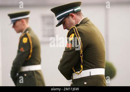 Des membres des forces de la défense ont dévoilé un monument dédié aux familles du personnel d'Une compagnie, 35th Bataillon d'infanterie, qui a participé au siège de Jadotville en septembre 1961, à la caserne de Custume, Athlone. Date de la photo: Vendredi 9 décembre 2022. Banque D'Images