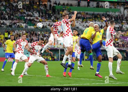 Rodrygo au Brésil (deuxième à droite) tente un tir sur but lors du match de quart de finale de la coupe du monde de la FIFA au stade Education City à Al Rayyan, Qatar. Date de la photo: Vendredi 9 décembre 2022. Banque D'Images