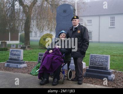 Charlie Cooley (à gauche), de Galway, ancien combattant d'Une compagnie, 35th Infantry Battalion, Qui a pris part au siège de Jadotville en septembre 1961, avec son frère et ancien membre des forces de défense de 40 ans Paul Cooley à la suite d'un événement pour dévoiler un monument dédié aux familles du personnel d'Une compagnie, à la caserne de Custume, Athlone. Date de la photo: Vendredi 9 décembre 2022. Banque D'Images