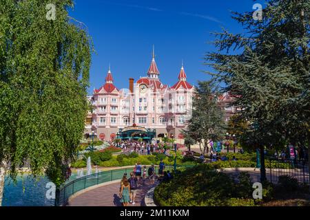 PARIS, FRANCE - 11 AOÛT 2022 : le parc Disneyland est le parc à thème original du complexe, qui ouvre en 1992. Un deuxième parc à thème, Walt Disney Studios Banque D'Images