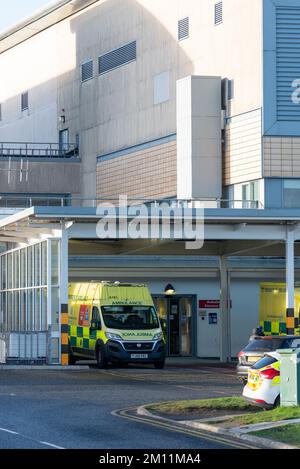 Prise au Royal Blackburn Teaching Hospital, Blackburn, Lancashire, Royaume-Uni, le 9 décembre 2022. File d'attente d'ambulances dans la zone de dépôt d'urgence Banque D'Images