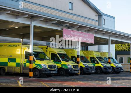 Prise au Royal Blackburn Teaching Hospital, Blackburn, Lancashire, Royaume-Uni, le 9 décembre 2022. File d'attente d'ambulances dans la zone de dépôt d'urgence Banque D'Images