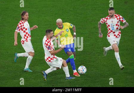Al Rayyan, Qatar. 9th décembre 2022. Mateo Kovacic (2nd L) de Croatie vit avec Neymar (2nd R) du Brésil pendant le quart de finale entre la Croatie et le Brésil de la coupe du monde de la FIFA 2022 au stade de la ville d'éducation à Al Rayyan, Qatar, le 9 décembre 2022. Credit: Meng Yongmin/Xinhua/Alamy Live News Banque D'Images