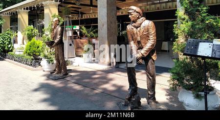 ODESSA, UKRAINE - 16 JUIN 2019: Ce sont des monuments aux personnages littéraires célèbres du livre 12 Chaires par Ostap Bender et Kisa Vorobyaninov. Banque D'Images