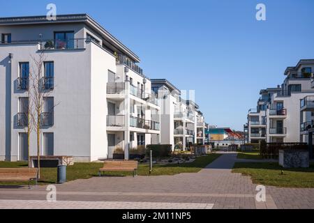 Complexes de logements modernes au printemps en journée dans une ville. Immobilier en Allemagne. Banque D'Images