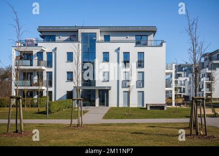 Complexes de logements modernes au printemps en journée dans une ville. Immobilier en Allemagne. Banque D'Images