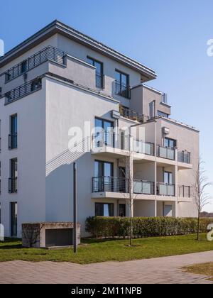 Complexes de logements modernes au printemps en journée dans une ville. Immobilier en Allemagne. Banque D'Images