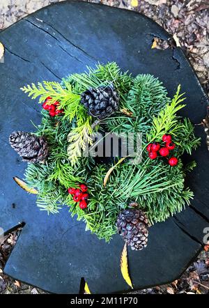 Guirlande de couronne de Noël de forme circulaire et feuillage vert permanent font de la couronne une représentation de la vie éternelle. Aux chrétiens, une représentation de la foi Banque D'Images