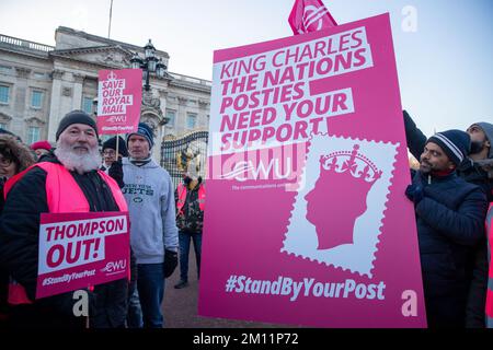 LONDRES, le 9th décembre 2022. Les membres de l'UCF tiennent une carte postale au roi Charles III demandant du soutien à l'extérieur de Buckingham Palace, des milliers d'employés de la poste assistent à un rassemblement organisé par l'UCF, Royal Mail, qui est en grève tout au long du mois de décembre en raison de leur salaire et de leurs conditions d'emploi. Crédit : Lucy North/Alamy Live News Banque D'Images