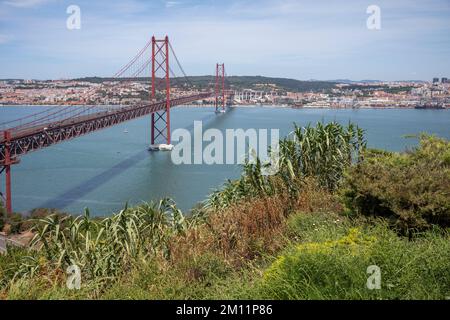 Pont de 25 avril, Ponte 25 de Abril, Lisbonne pendant la journée en été. Banque D'Images