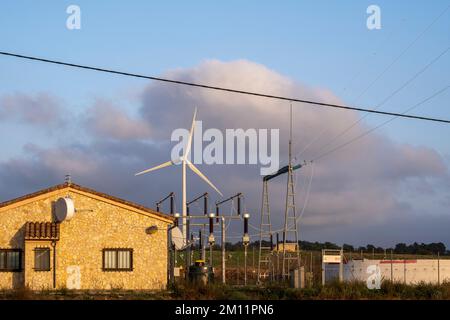 Station de transformation, pôle de puissance et éolienne dans les champs agricoles de la province de Tarragone en Catalogne Espagne Banque D'Images