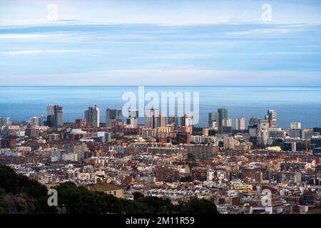 Vue aérienne des immeubles de bureaux modernes dans la région de Diagonal Mar et Poble Nou dans la ville de Barcelone avec la mer Méditerranée en arrière-plan Banque D'Images