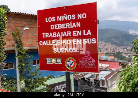 Amérique du Sud, Colombie, Departamento de Antioquia, Medellín, Comuna 13, Signe contre le travail des enfants dans le quartier de Comuna 13 Banque D'Images