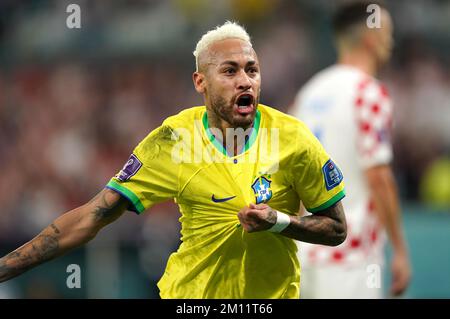 Neymar, un brésilien, célèbre le premier but de sa partie lors du match de quart de finale de la coupe du monde de la FIFA, au stade Education City à Al Rayyan, au Qatar. Date de la photo: Vendredi 9 décembre 2022. Banque D'Images