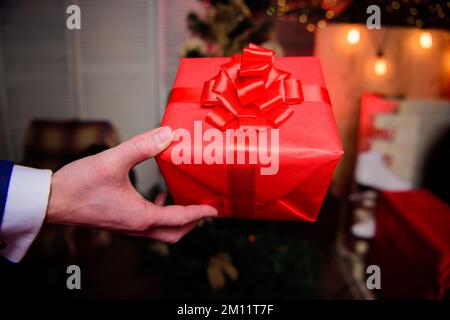 Cadeaux ou cadeaux emballés en rouge. Concept d'emballage de cadeaux. Moments magiques. Préparez des cadeaux surprise pour votre famille et vos amis. Préparez-vous pour noël et les nouveautés Banque D'Images