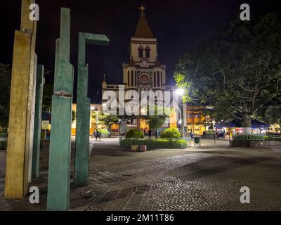 Amérique du Sud, Colombie, Departamento Antioquia, Andes colombiennes, Urrao, Scène de rue en soirée dans le parc central en face de l'église San José Banque D'Images