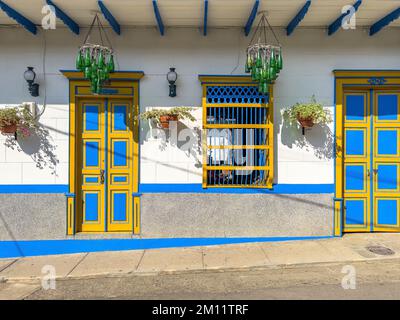 Amérique du Sud, Colombie, Departamento de Antioquia, Andes colombiennes, Jardín, Façade de maison colorée dans les rues de Jardín Banque D'Images