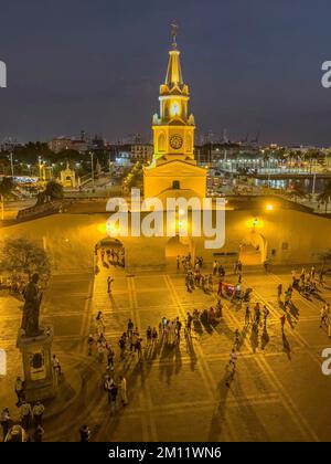 Amérique du Sud, Colombie, Departamento de Bolívar, Cartagena de Indias, Ciudad Amurallada, Vue sur la Plaza de los Coches et la Torre del Reloj en soirée Banque D'Images