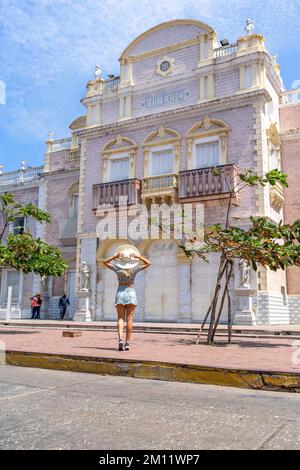 Amérique du Sud, Colombie, Departamento de Bolívar, Cartagena de Indias, Ciudad Amurallada, Femme regardant le théâtre Teatro Heredia Banque D'Images