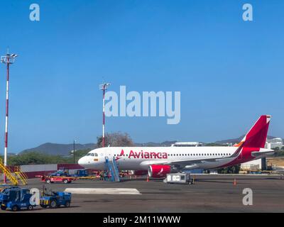 Amérique du Sud, Colombie, Departamento del Magdalena, Santa Marta, vue de la fenêtre de l'avion sur un avion de la compagnie aérienne Avianca à l'aéroport Simón Bolívar à Santa Marta Banque D'Images