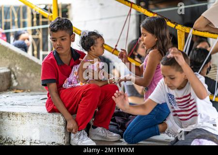 Amérique du Sud, Colombie, Departamento de Antioquia, Medellín, San Javier, Comuna 13, les enfants dans le quartier pauvre Comuna 13 Banque D'Images