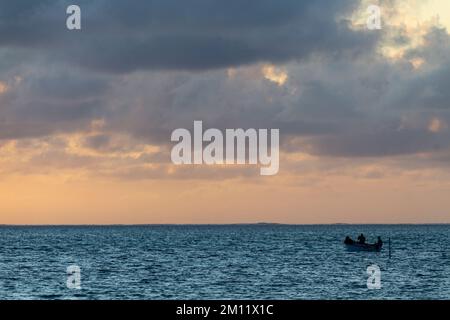 Lever de soleil sur l'océan près de Mahébourg, Ile Maurice, Afrique Banque D'Images