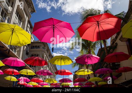 Parapluies bordant le front de mer de Caudan - développement commercial à Port Louis, Ile Maurice, Afrique Banque D'Images