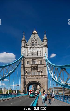 Tower Bridge avec Red Double Decker bus dans la journée, Londres, Angleterre Banque D'Images