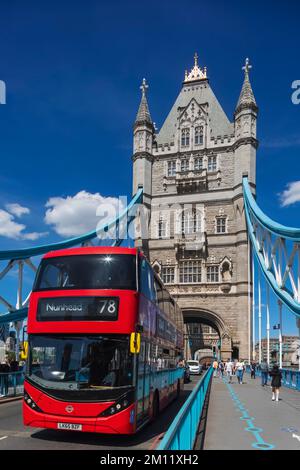 Tower Bridge avec Red Double Decker bus dans la journée, Londres, Angleterre Banque D'Images