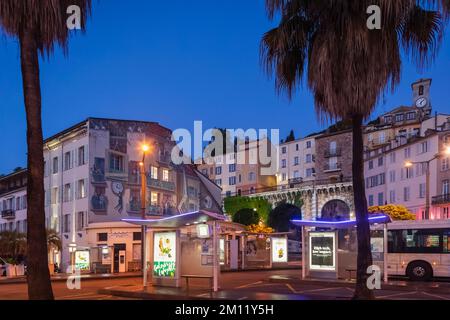 France, Côte d'Azur, Côte d'Azur, Cannes, terminal de bus et scène de rue de la région du Suquet la nuit Banque D'Images