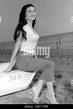 LAYA RAKI vers 1953 Portrait en pleine longueur Candid sur la plage en Italie Banque D'Images