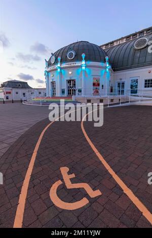 Angleterre, West Sussex, Worthing, Worthing Pier Theatre et panneau de route d'accès pour personnes handicapées Banque D'Images