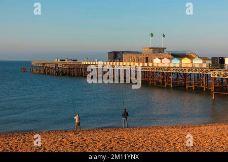 Angleterre, East Sussex, Hastings, Fisherman on Beach et Hastings Pier Banque D'Images