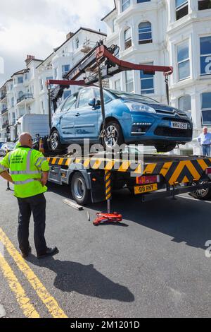 Angleterre, East Sussex, Eastbourne, voiture garée illégalement enlevée Banque D'Images