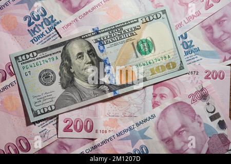 Cent dollars sur le fond de 200 lira bills de Turquie Banque D'Images