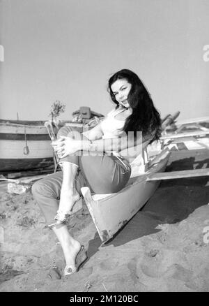 LAYA RAKI vers 1953 Portrait en pleine longueur Candid sur la plage en Italie Banque D'Images