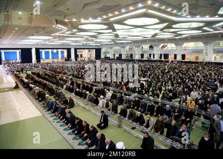 Téhéran, Téhéran, Iran. 9th décembre 2022. Les fidèles prient lors des prières hebdomadaires du vendredi musulman à la grande mosquée Mosalla de Téhéran, en Iran, sur 09 décembre 2022. (Credit image: © Rouzbeh Fouladi via ZUMA Press Wire) Banque D'Images