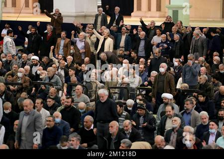 Téhéran, Téhéran, Iran. 9th décembre 2022. Les fidèles prient lors des prières hebdomadaires du vendredi musulman à la grande mosquée Mosalla de Téhéran, en Iran, sur 09 décembre 2022. (Credit image: © Rouzbeh Fouladi via ZUMA Press Wire) Banque D'Images