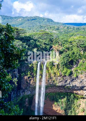 Vue aérienne de dessus de la chute d'eau de Chamarel dans la jungle tropicale de l'île Maurice Banque D'Images