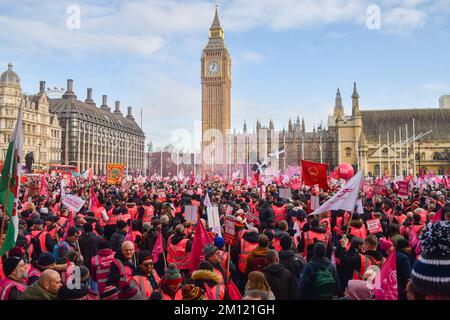 Les manifestants se rassemblent sur la place du Parlement pendant la manifestation. Des milliers de travailleurs postaux ont organisé un énorme rassemblement sur la place du Parlement en solidarité avec les grèves postales en cours du syndicat des travailleurs de la communication (CWU) et ont exigé que le PDG de Royal Mail, Simon Thompson, démissionne. (Photo de Vuk Valcic / SOPA Images / Sipa USA) Banque D'Images