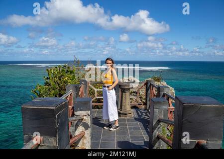 Jeune femme au point de vue de Maconde. Célèbre courbe routière dans le sud de l'île Maurice, Afrique Banque D'Images