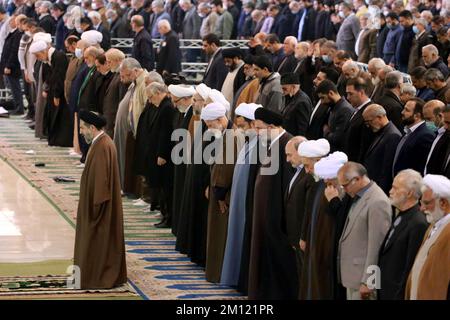 Téhéran, Téhéran, Iran. 9th décembre 2022. Les fidèles prient lors des prières hebdomadaires du vendredi musulman à la grande mosquée Mosalla de Téhéran, en Iran, sur 09 décembre 2022. (Credit image: © Rouzbeh Fouladi via ZUMA Press Wire) Banque D'Images