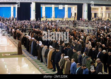 Téhéran, Téhéran, Iran. 9th décembre 2022. Les fidèles prient lors des prières hebdomadaires du vendredi musulman à la grande mosquée Mosalla de Téhéran, en Iran, sur 09 décembre 2022. (Credit image: © Rouzbeh Fouladi via ZUMA Press Wire) Banque D'Images