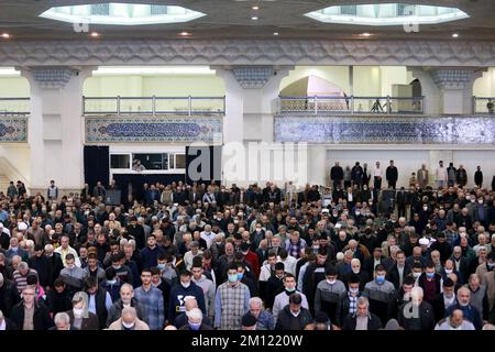 Téhéran, Téhéran, Iran. 9th décembre 2022. Les fidèles prient lors des prières hebdomadaires du vendredi musulman à la grande mosquée Mosalla de Téhéran, en Iran, sur 09 décembre 2022. (Credit image: © Rouzbeh Fouladi via ZUMA Press Wire) Banque D'Images