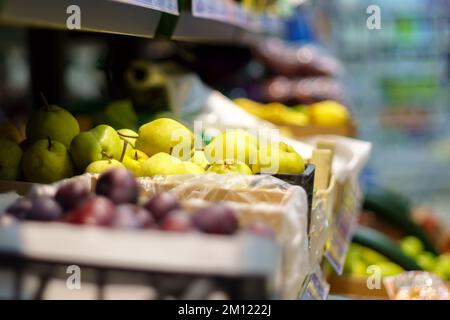 Étagère avec fruits sur un marché agricole. Poires vertes, mise au point sélective Banque D'Images