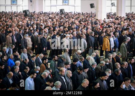 Téhéran, Téhéran, Iran. 9th décembre 2022. Les fidèles prient lors des prières hebdomadaires du vendredi musulman à la grande mosquée Mosalla de Téhéran, en Iran, sur 09 décembre 2022. (Credit image: © Rouzbeh Fouladi via ZUMA Press Wire) Banque D'Images