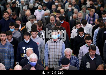 Téhéran, Téhéran, Iran. 9th décembre 2022. Les fidèles prient lors des prières hebdomadaires du vendredi musulman à la grande mosquée Mosalla de Téhéran, en Iran, sur 09 décembre 2022. (Credit image: © Rouzbeh Fouladi via ZUMA Press Wire) Banque D'Images